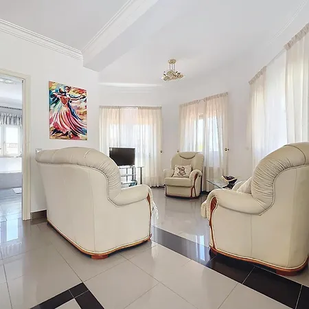 Pineview Terrace And Pool * 오양